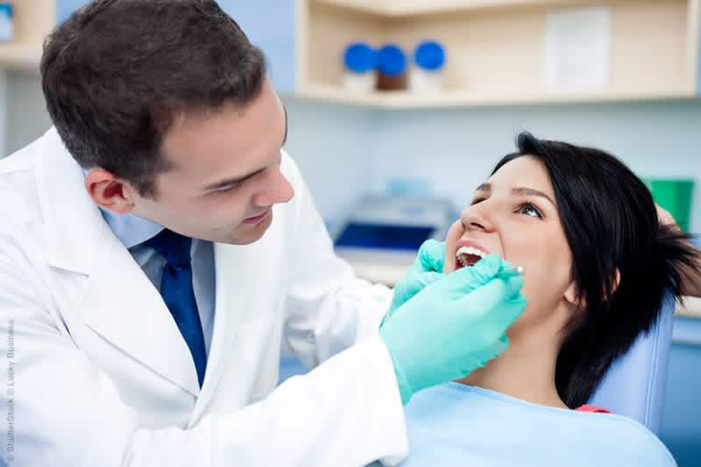 Dentista durante consulta com paciente