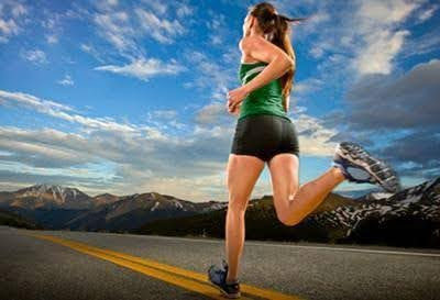 Atleta correndo em rodovia.